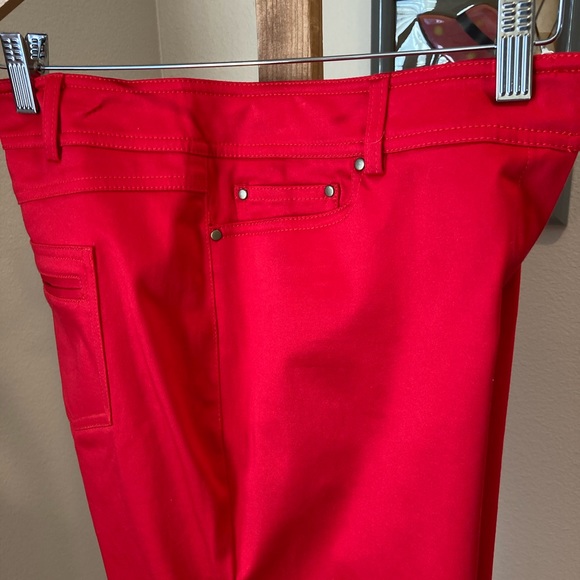 NEW red cache capris with cute detail - Picture 2 of 3